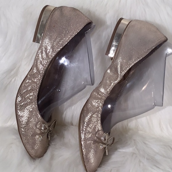 ANNE KLEIN IFLEX GOLD FLATS - Picture 6 of 8